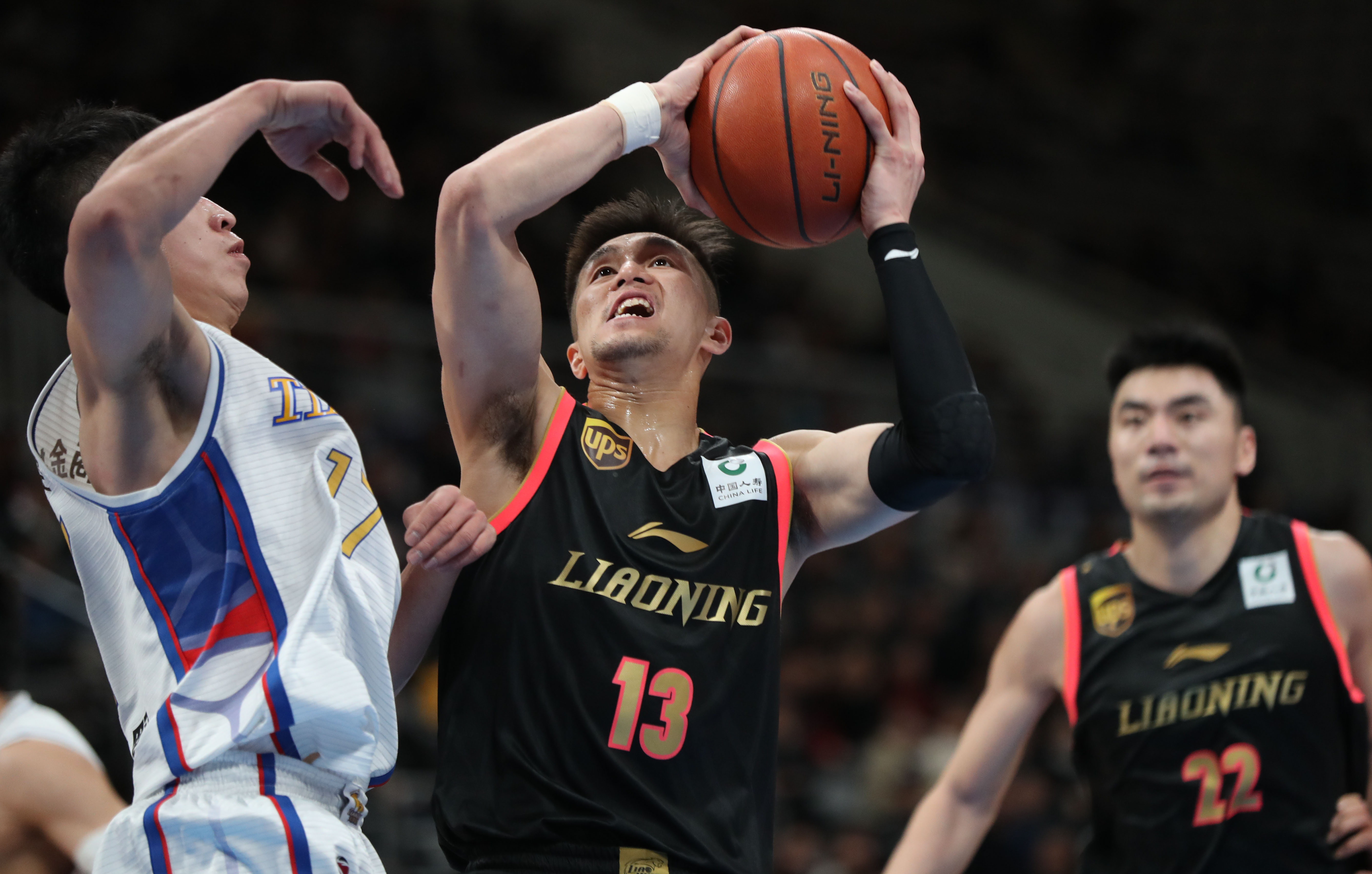 首节哑火随后迅速调整，里夫斯背靠背两战轰下80分（首节低迷迅速回暖，里夫斯背靠背两场砍下80分）