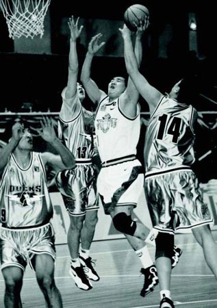 米奇·约翰逊：对马刺下半场表现失望，虽赢了但要给予对手肯定（米奇·约翰逊：虽胜马刺下半场令人失望，仍应肯定对手表现）