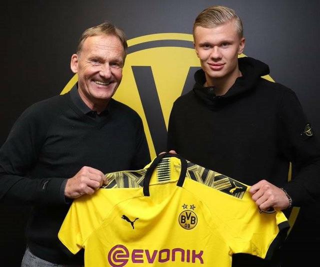 半场：柏林联1-1拜仁，诺伊尔“下蛋”送礼，迪亚斯0度角破门（半场战报：柏林联1-1拜仁，诺伊尔失误送礼，迪亚斯零角度破门）