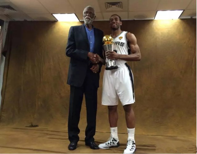 躺着进球，热那亚前锋科隆博在倒地情况下一脚完成破门（倒地一脚！热那亚前锋科隆博卧射破门）