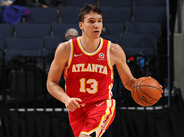 世体：皇马过度依赖库尔图瓦和姆巴佩，其余球员表现平平（世体：皇马对库尔图瓦和姆巴佩依赖过深，其余球员缺少亮点）